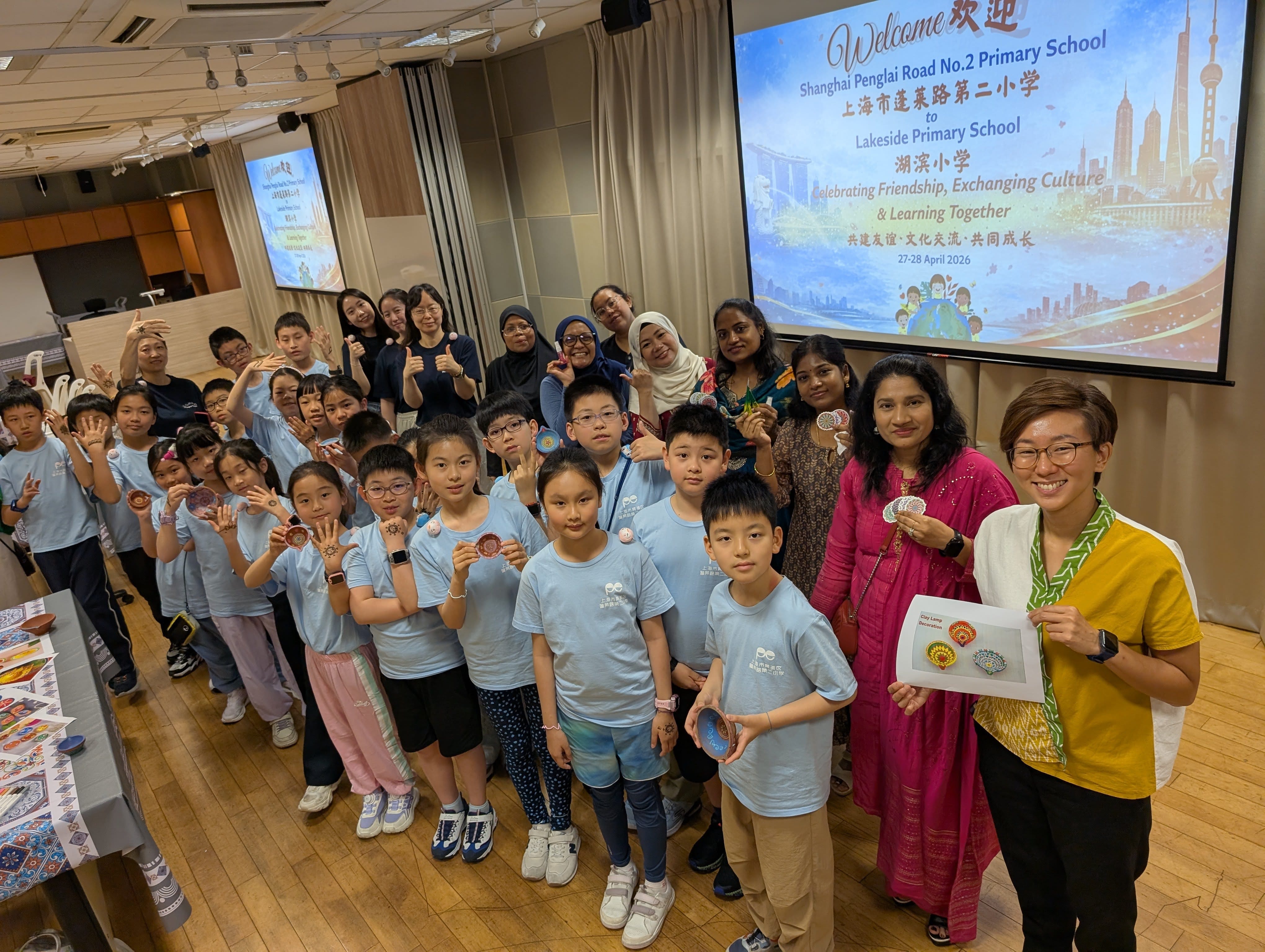 A group photo of the Shanghai Penglai Road No.2 Primary School teachers and students, and the teachers and PSG members of Lakeside Primary School taken at the end of the cultural activities session